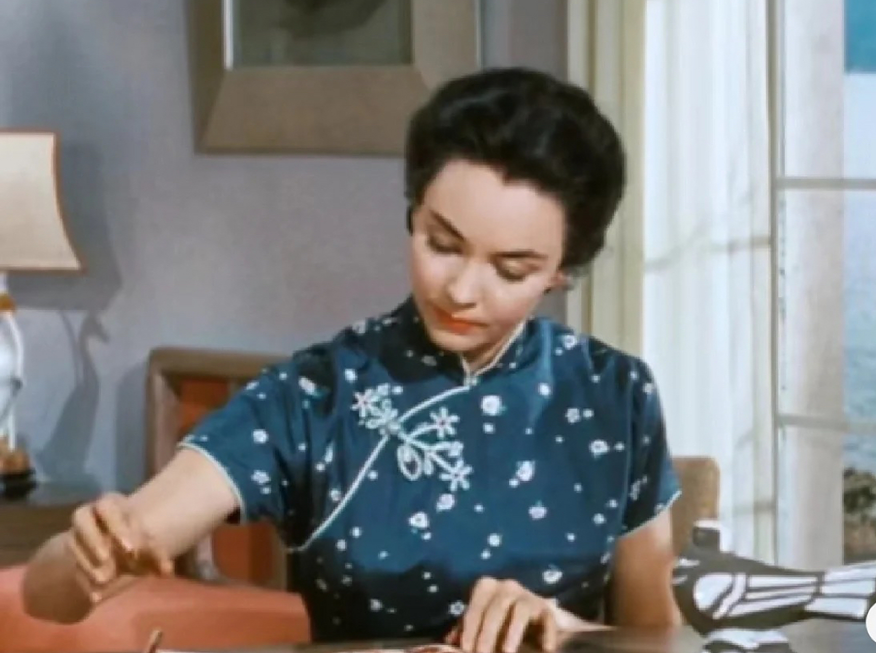 1955年,珍妮弗琼斯的旗袍照.