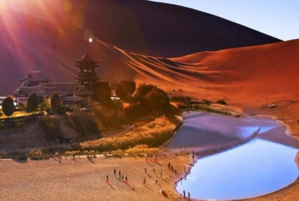 甘肃沙漠月牙湾,也是"敦煌八景"之一,现花费几十亿只为拯救他