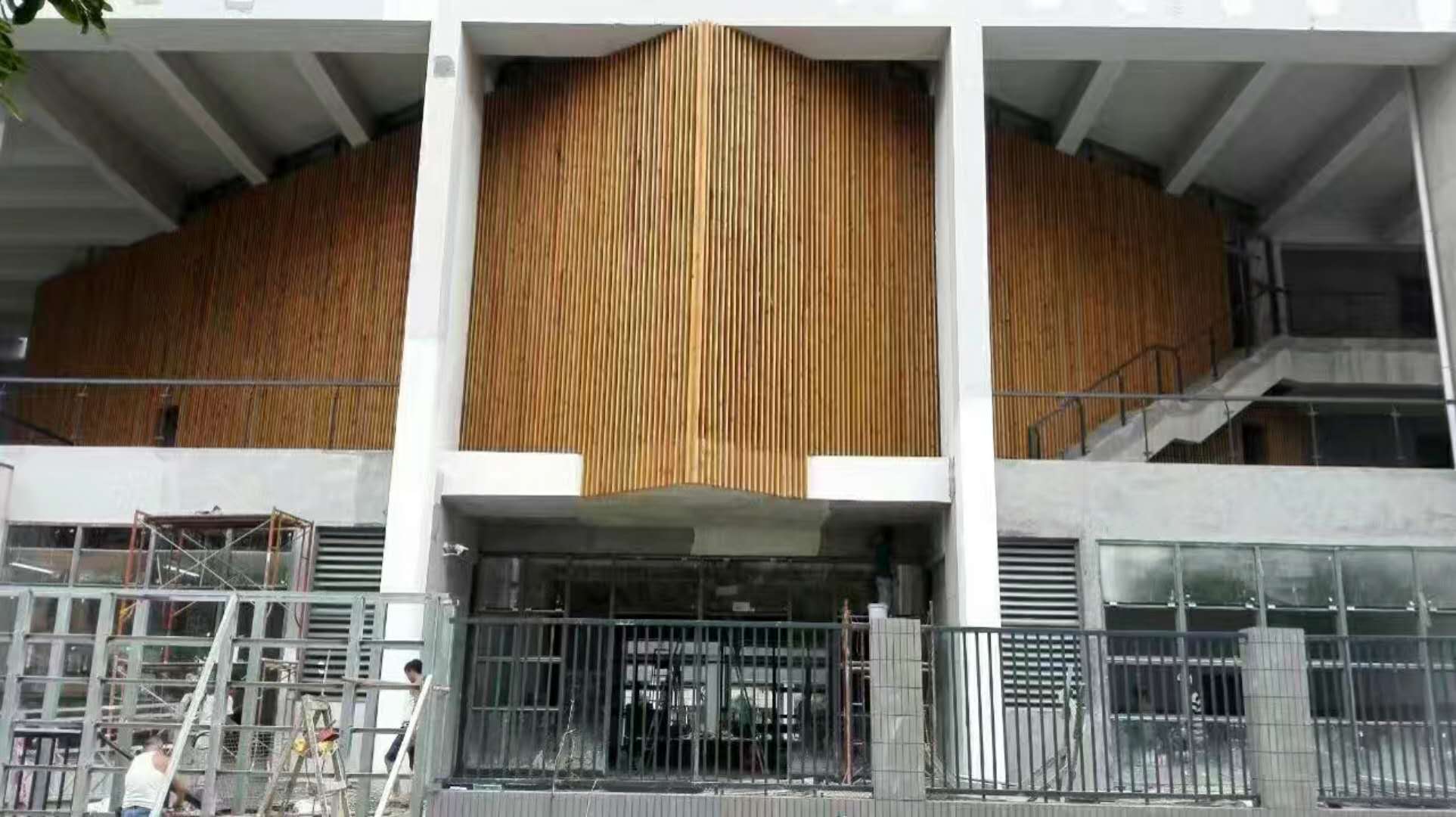 防腐木校园景墙:安全与美观并存的屏障