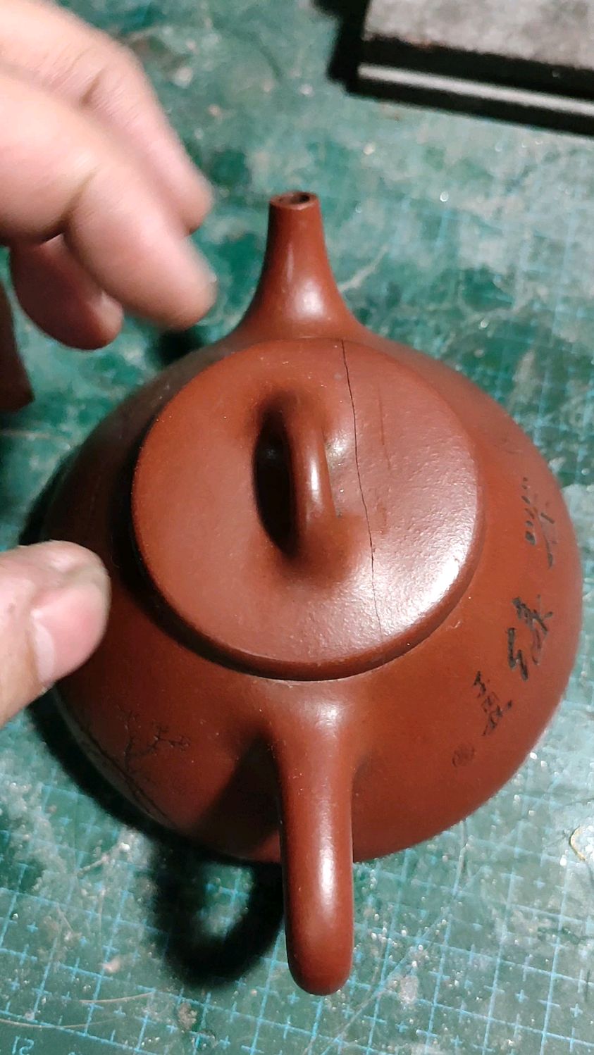 粉丝心爱的紫砂壶壶盖严重损坏锔瓷修复好了