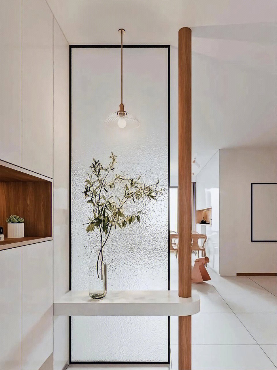 玻璃玄关隔断  家里玄关做玻璃隔断,在摆放一盆绿植.