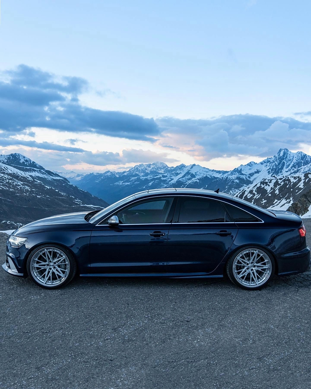 5的奥迪rs6 sesan 三厢车版 刀锋状的大灯和一体式尾灯显得格外霸气