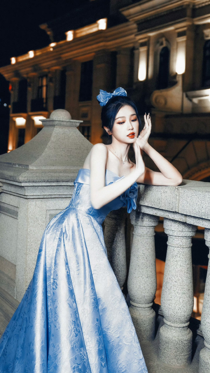 虞书欣又美到我了,一袭蓝色抹胸丝绸礼裙,气质好绝  虞书欣真是与众不