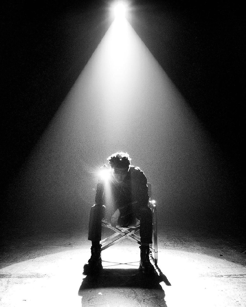 组图：蔡徐坤分享黑白氛围感写真 聚光灯下气场全开第2张图片