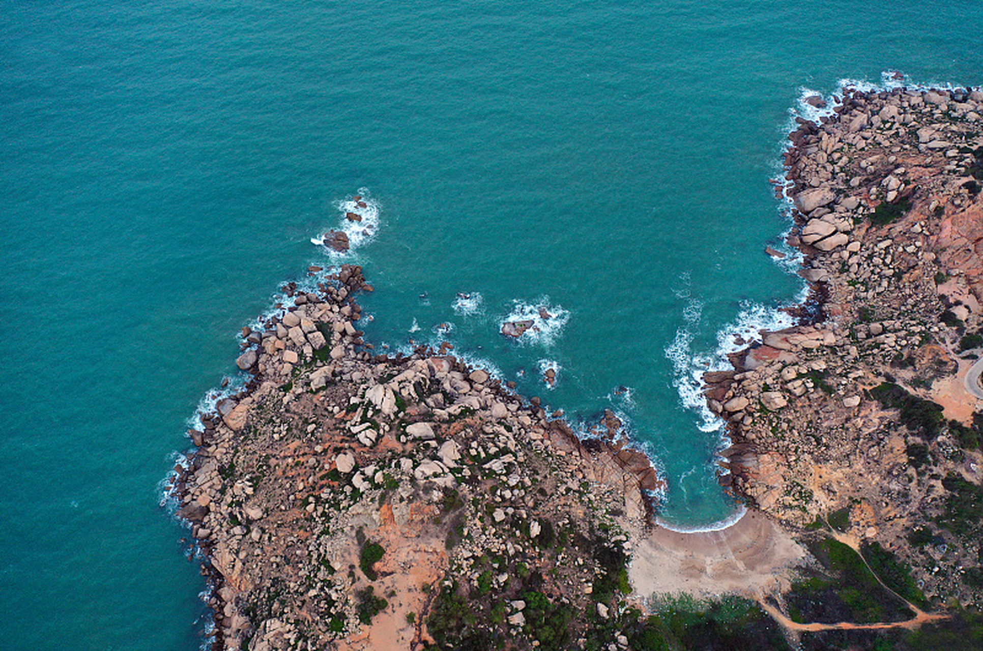 海岸地貌  海岸地貌通常分布在平均海平面上下10~20 米左右,宽度在数