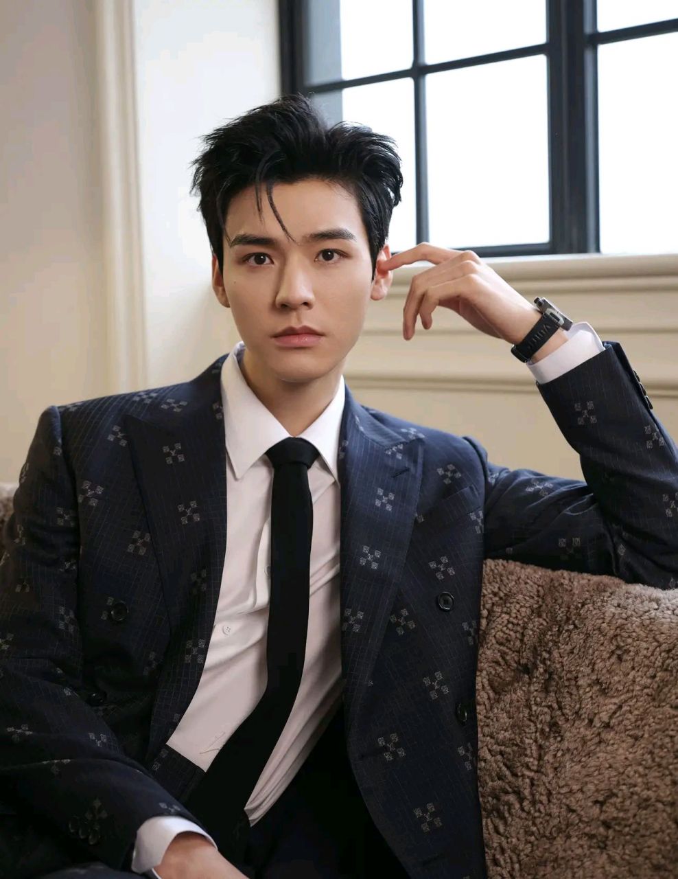 龚俊,出生于四川成都,毕业于东华大学,曾经的小透明,跟随剧组上了