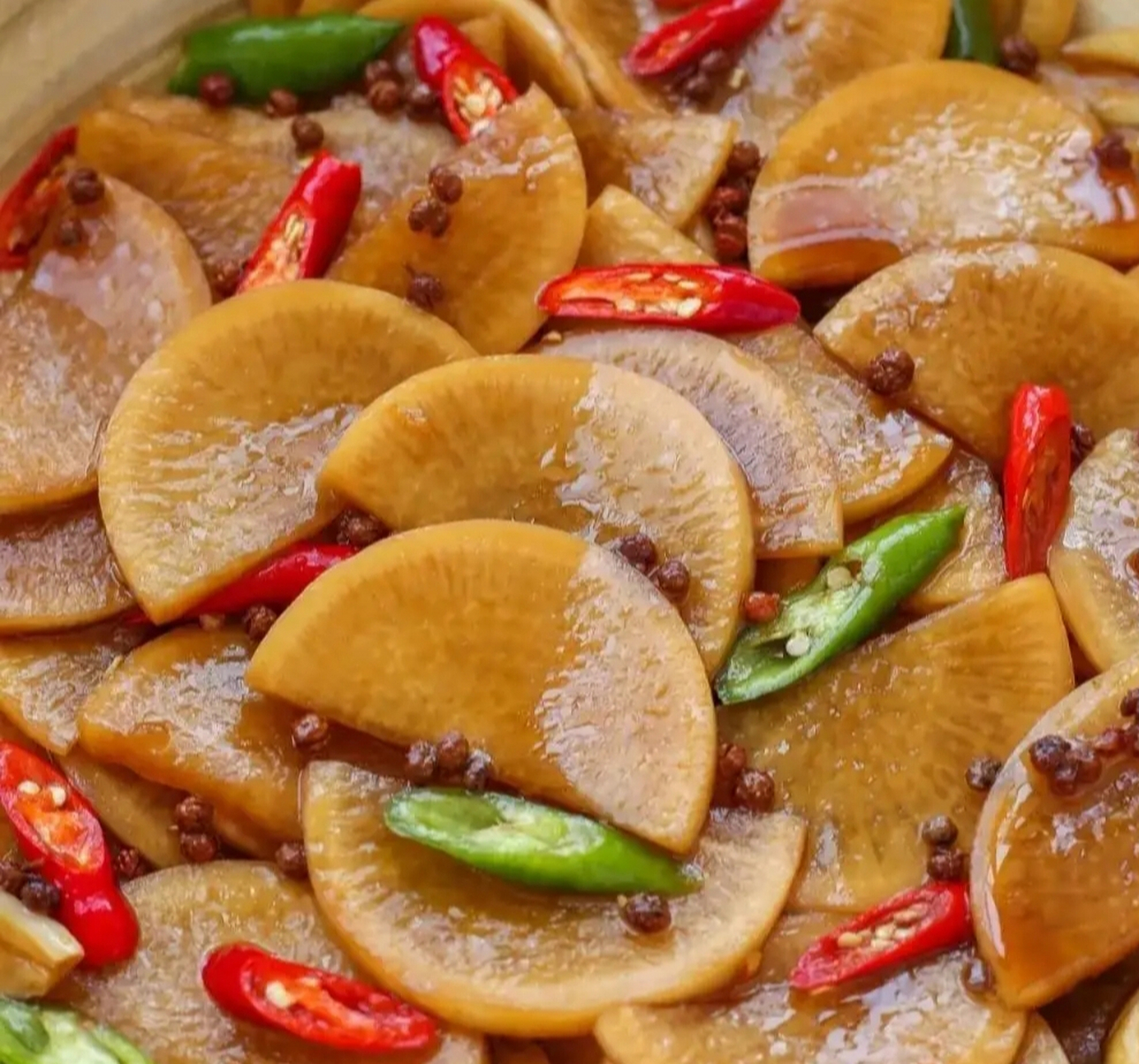 我的美食分享#   腌酸辣白萝卜片  食材:白萝卜,白糖,小米辣,青椒