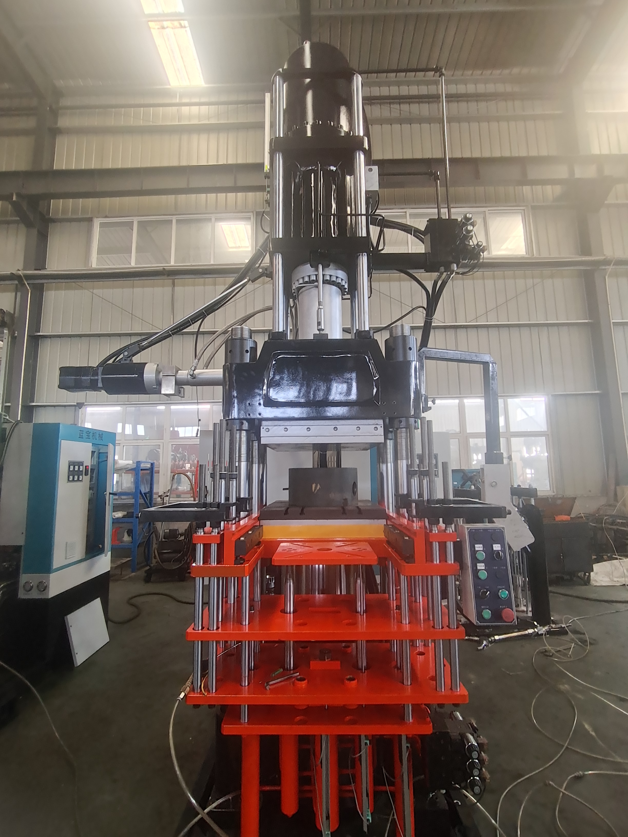 异形头橡胶注射机现场照片,细品