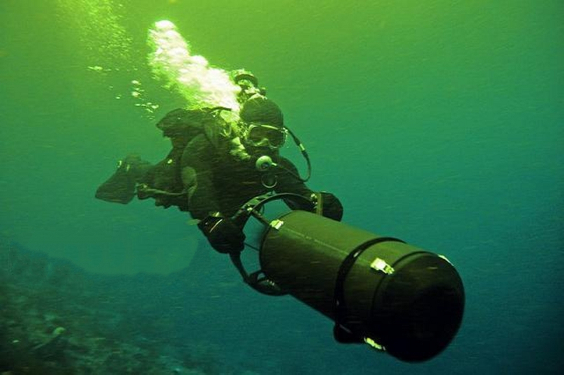 小型水下蛙人推进器,可以减小蛙人在水下前进时的体力消耗!