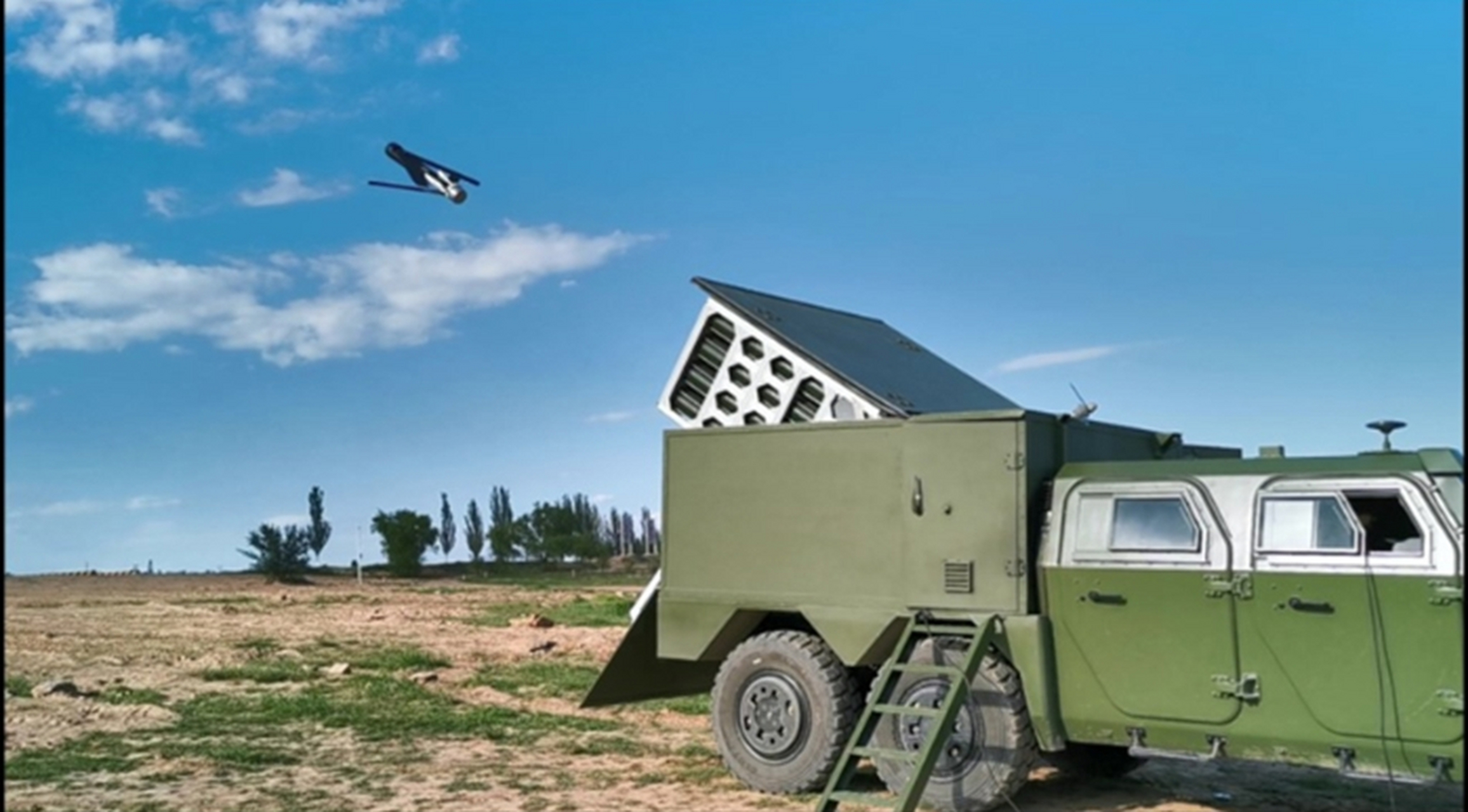 一次可齐射48架无人机的国产无人机蜂群战车