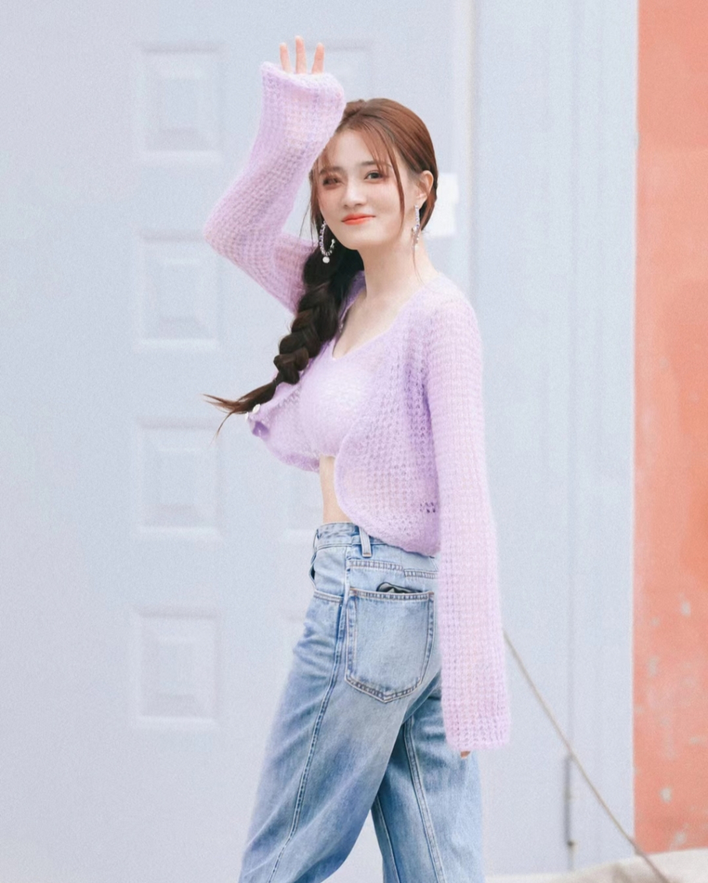 徐璐穿紫色上衣搭配牛仔裤,扎着麻花辫,既清纯又性感,满满的少女气息!