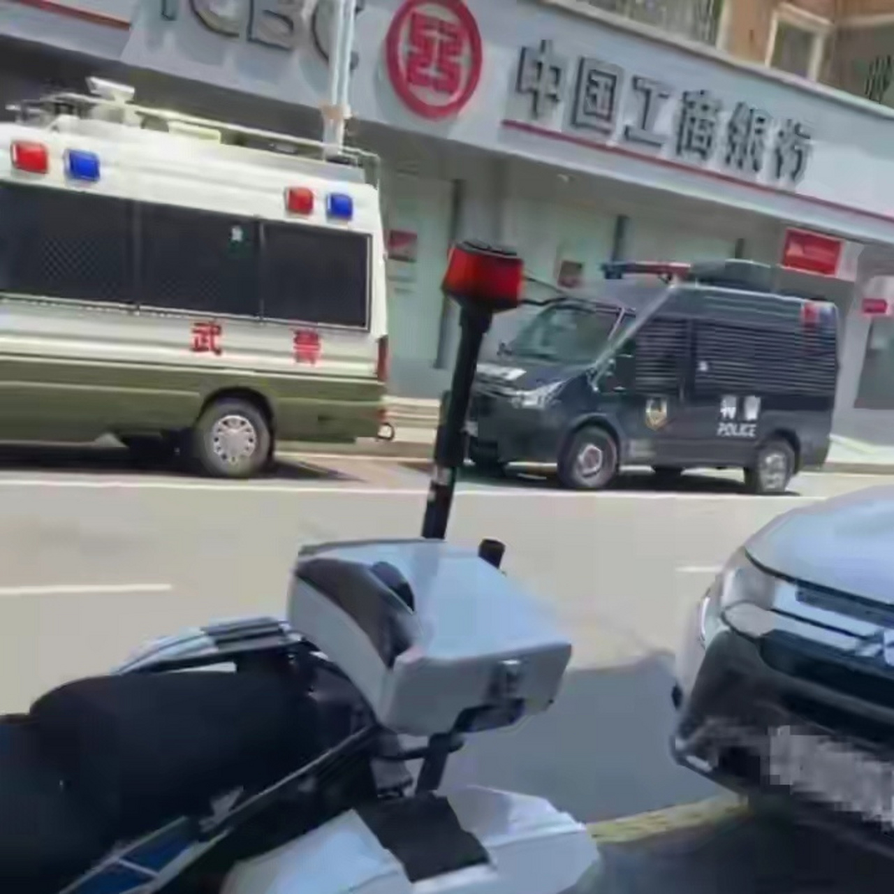 网传湖南长沙发生了一起银行抢劫案.