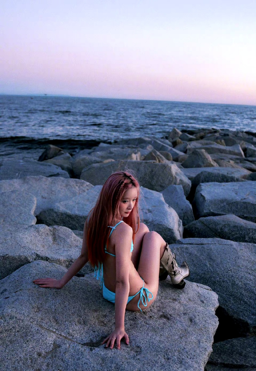 徐娇泳衣好大胆性感,这颜色有点显黑啊