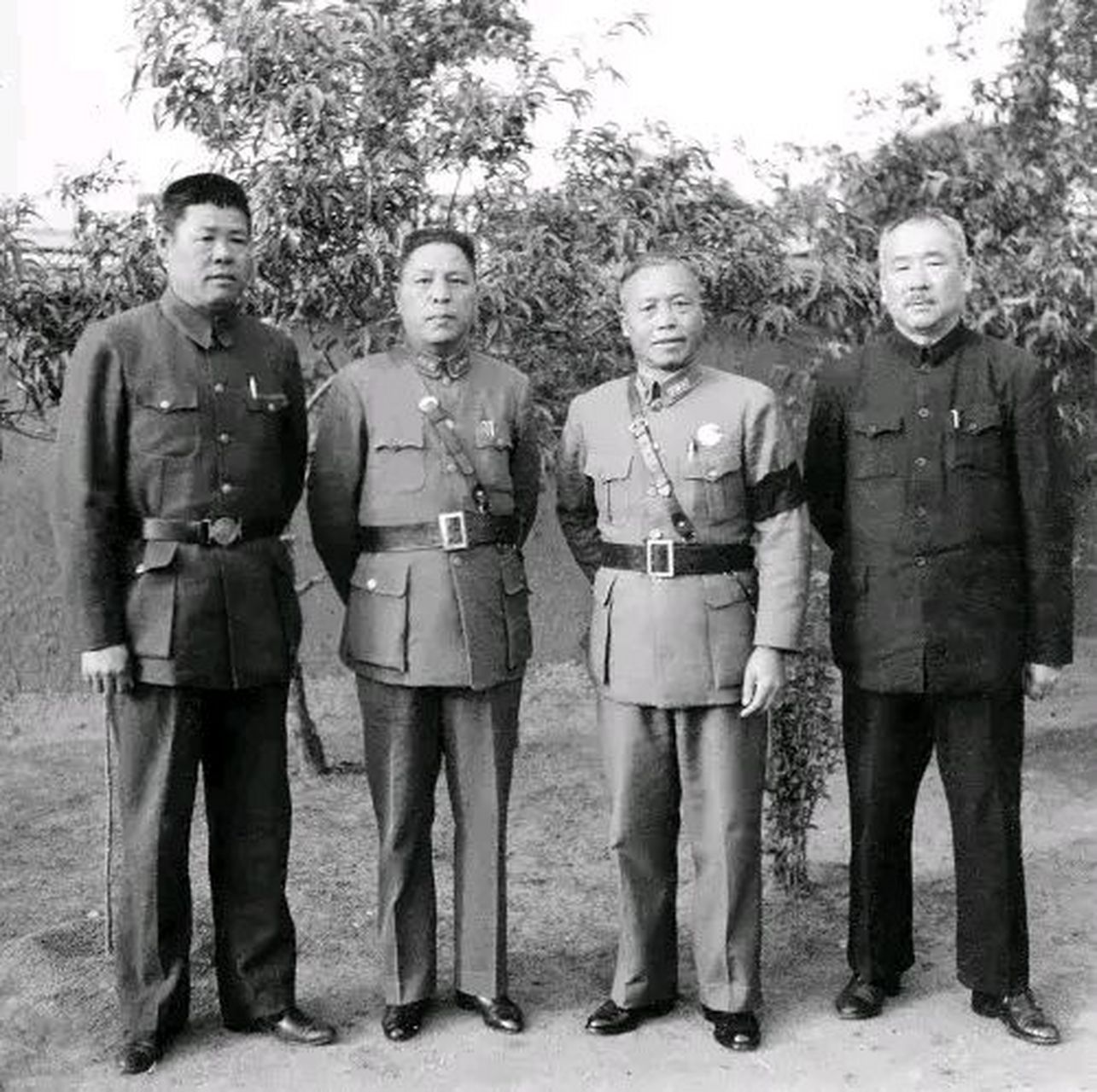 1942年,李宗仁臂戴"黑纱"的一张珍贵照片,与孙连仲,蒋鼎文,李培基四人