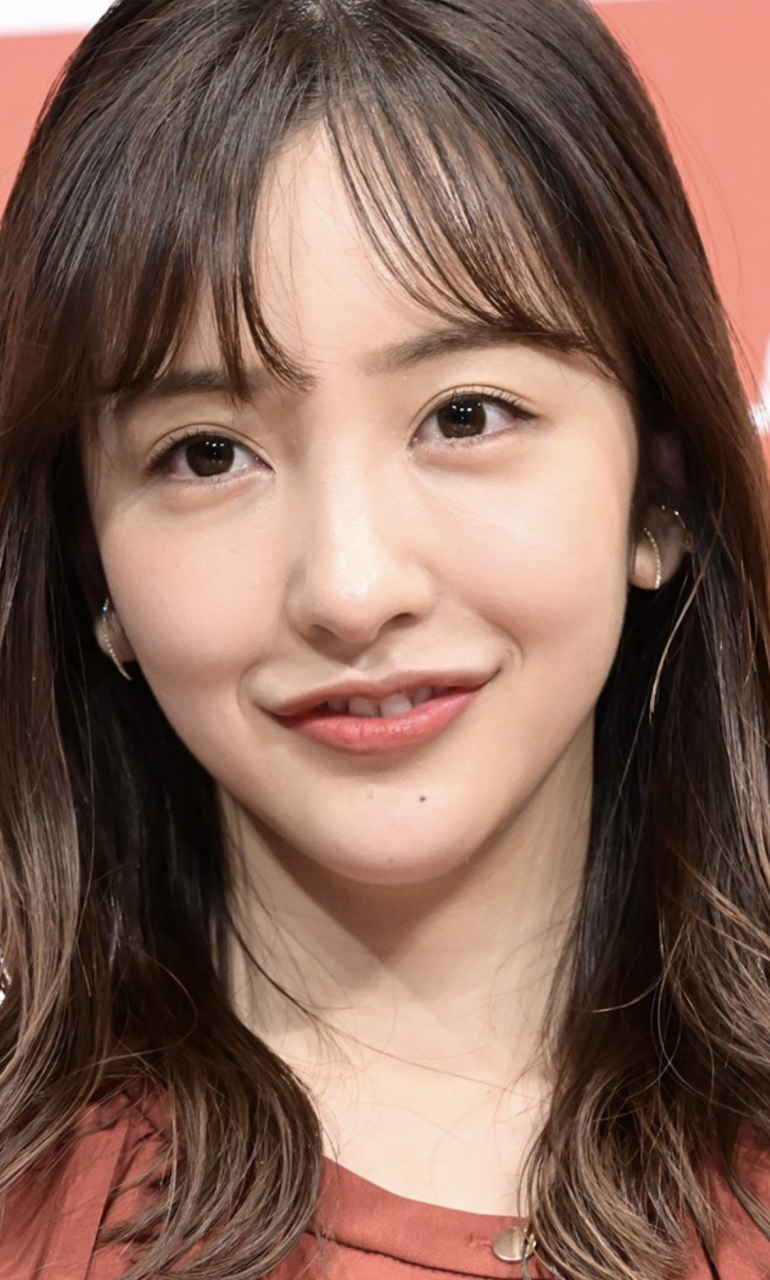 息影两年在家带娃,女儿两岁后"虎牙妹"板野友美复出拍戏,32岁依旧少女