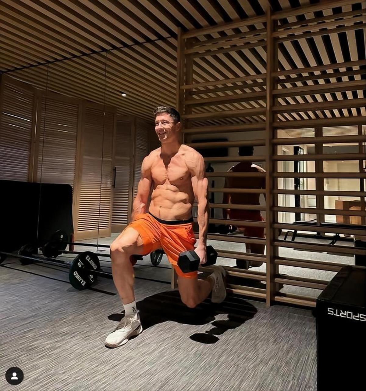 完美身材,莱万秀肌肉:在健身房的早晨 巴塞罗那中锋莱万有着令人羡慕