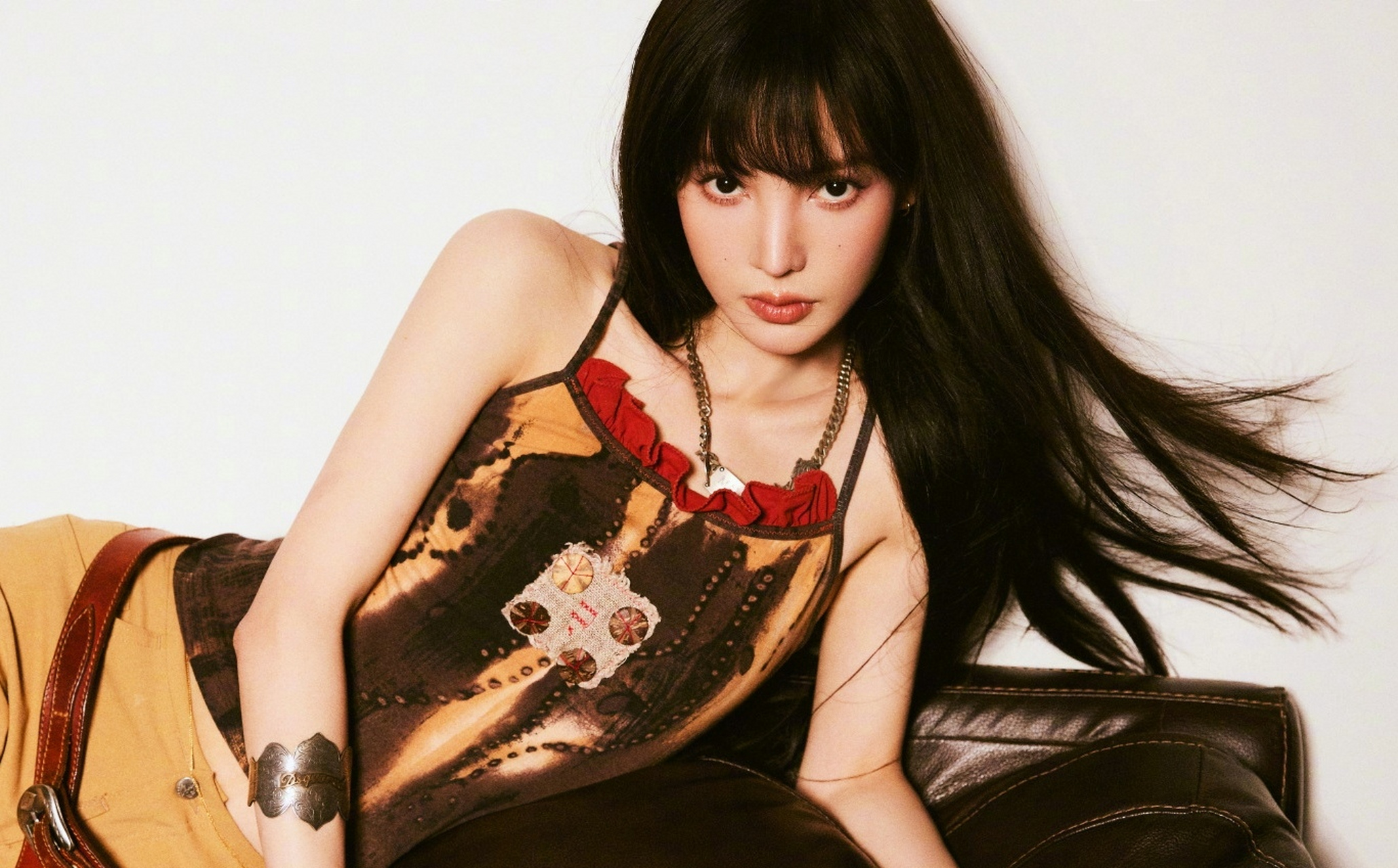 金晨新造型# 今日晒出黑长直刘海造型,换造型如换脸,有刘海跟以前