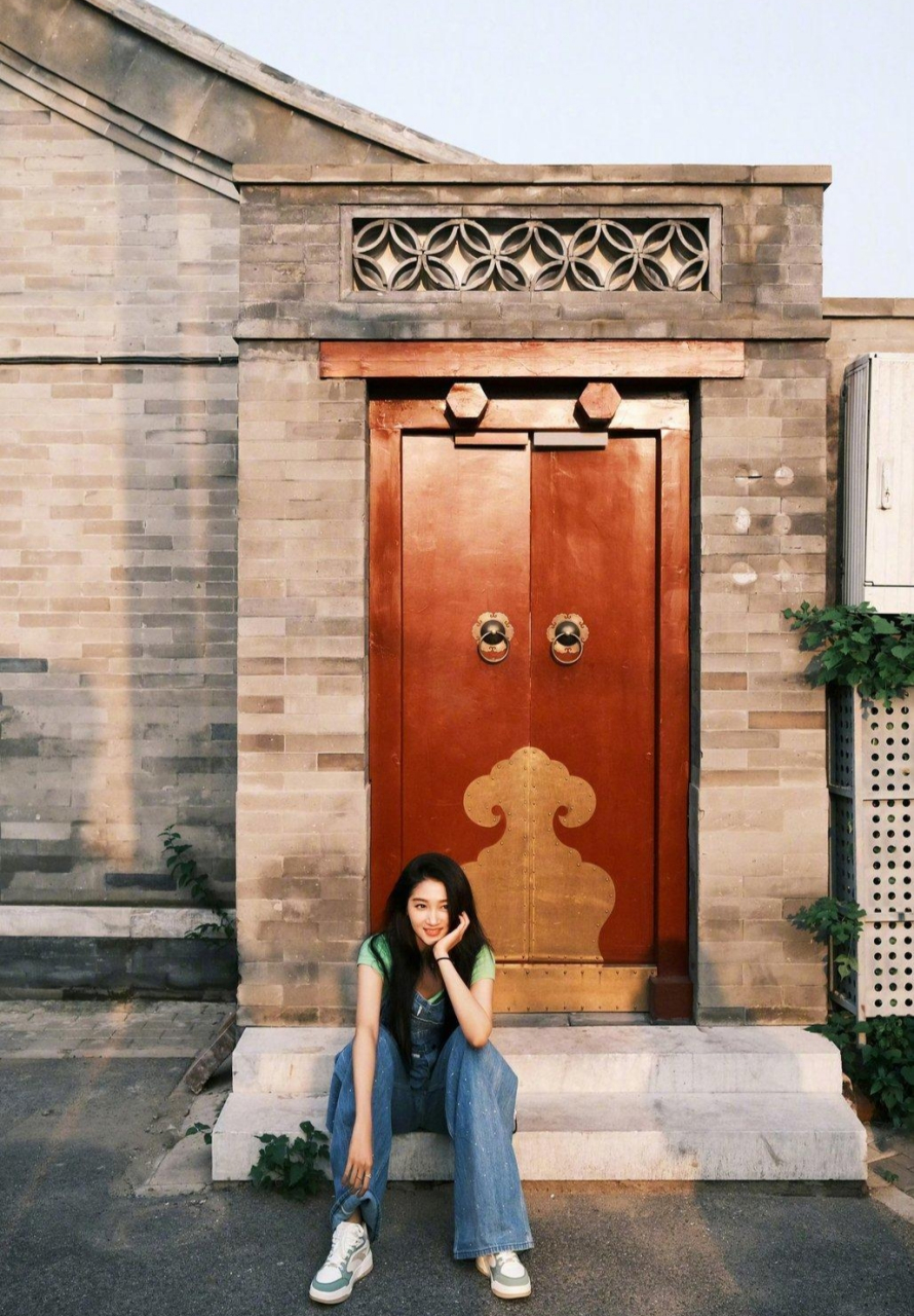 关晓彤身穿牛仔背带裤,搭配黑长发,清纯俏丽,又美又酷,满满的少女感!