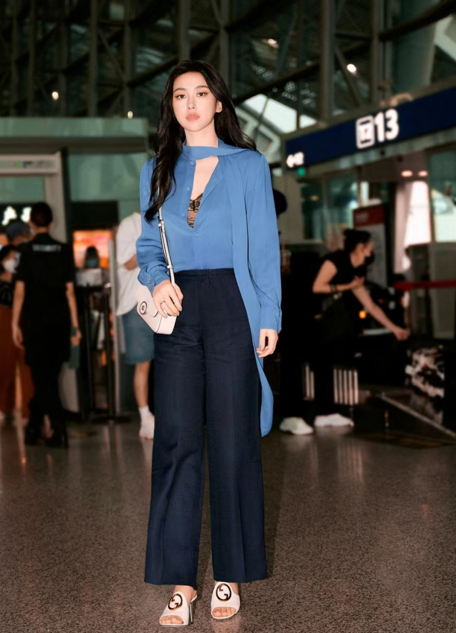 朱珠独自拉着行李箱赶飞机,穿着夏天的高跟凉鞋走路带风,她一出现就