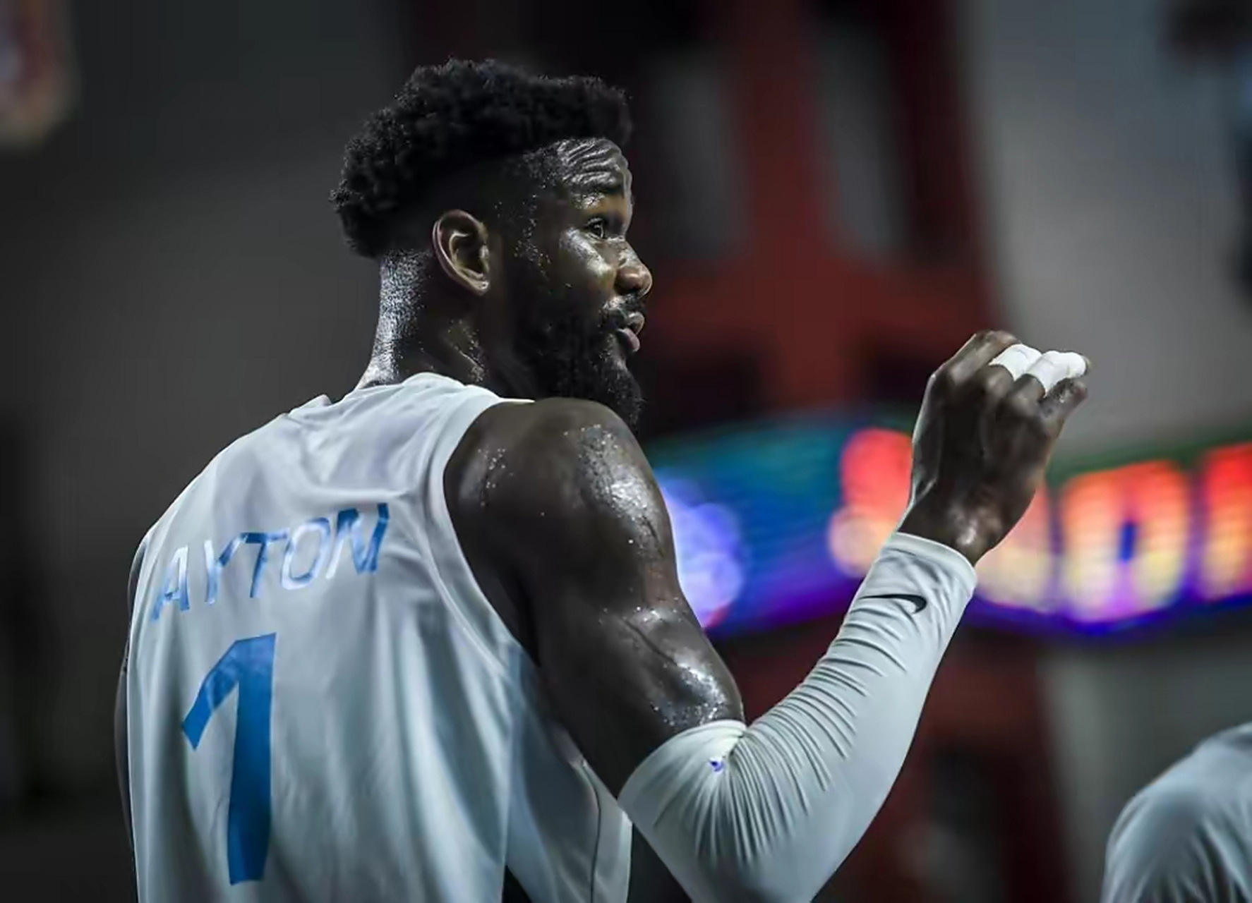 艾顿:nba西装革履,国家队重拳出击  nba状元艾顿加入巴哈马男篮后,近