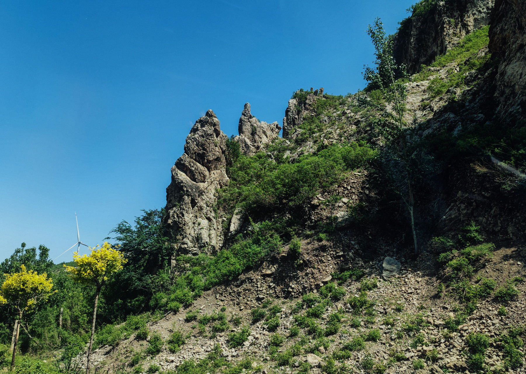 丘陵山地也有美丽的奇石景观,只是你还没有发现……  在以丘陵地貌为