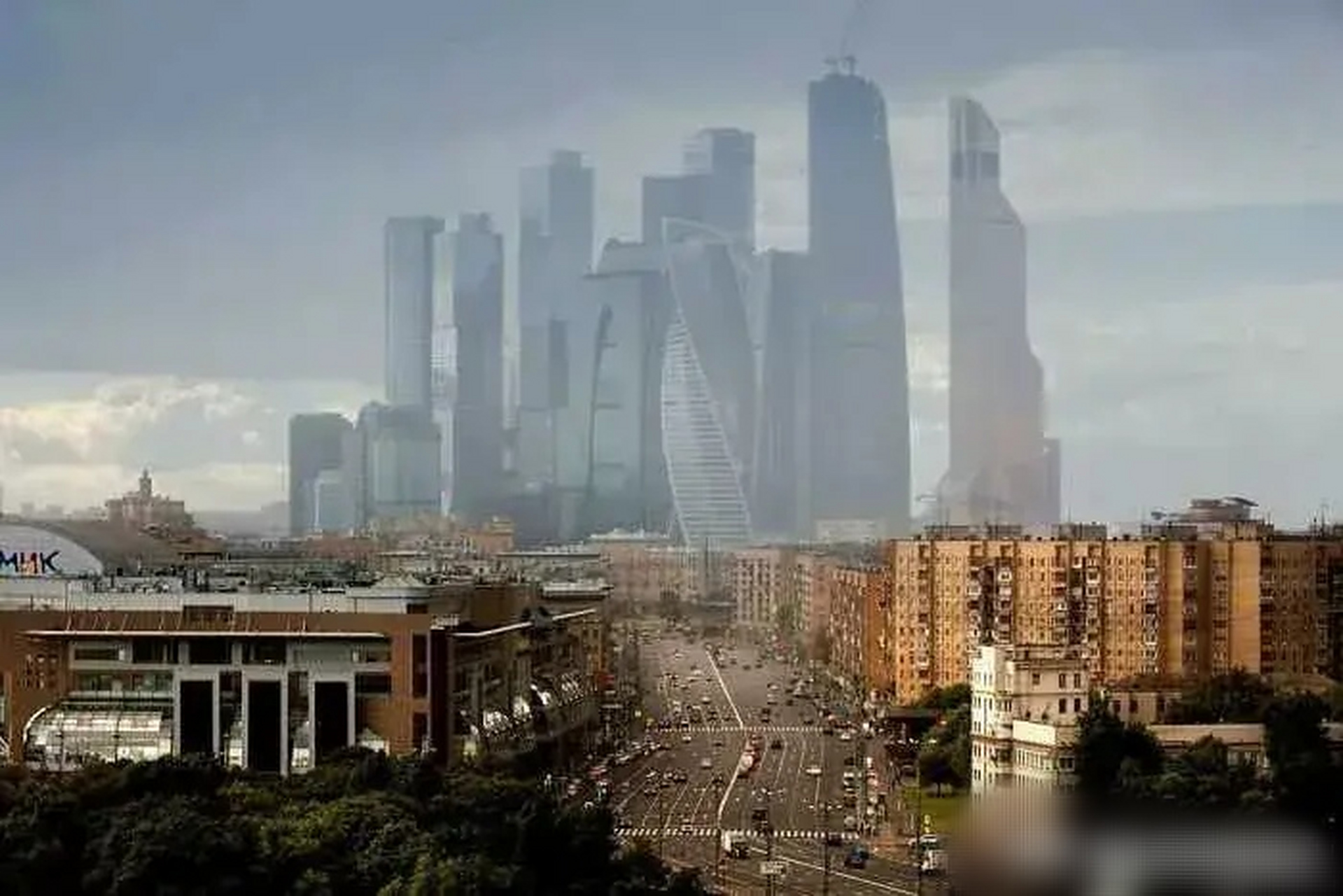 莫斯科的cbd,虽然最高楼也就300米多一点,但是都扎堆,再加上远处一堆