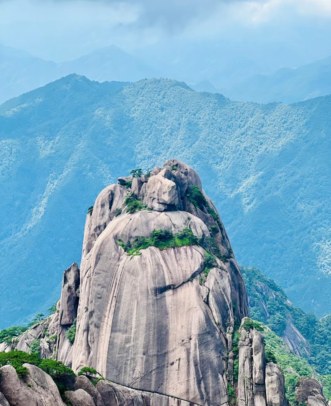 著名的莲花峰以其独特的美丽而吸引了无数游客