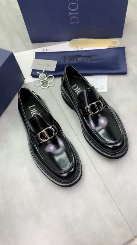 迪奥男士皮鞋经典的五金设计体现潮流-度小视