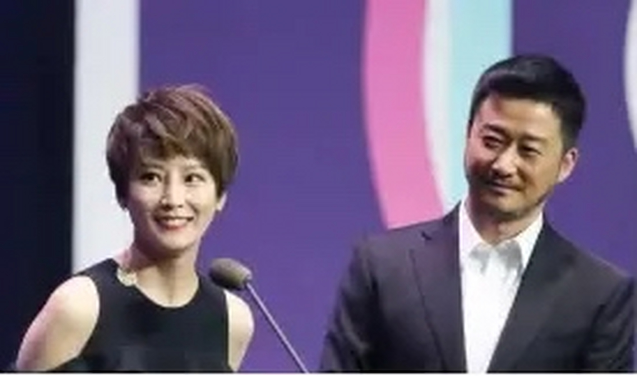 "吴京参加节目竟然带避孕套",当节目组进行搜查环节时,看到避孕套的