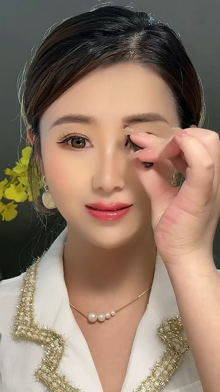 化妆不修容五官不立体,修一下鼻子鼻子高挺立体修一下面颊面颊精致