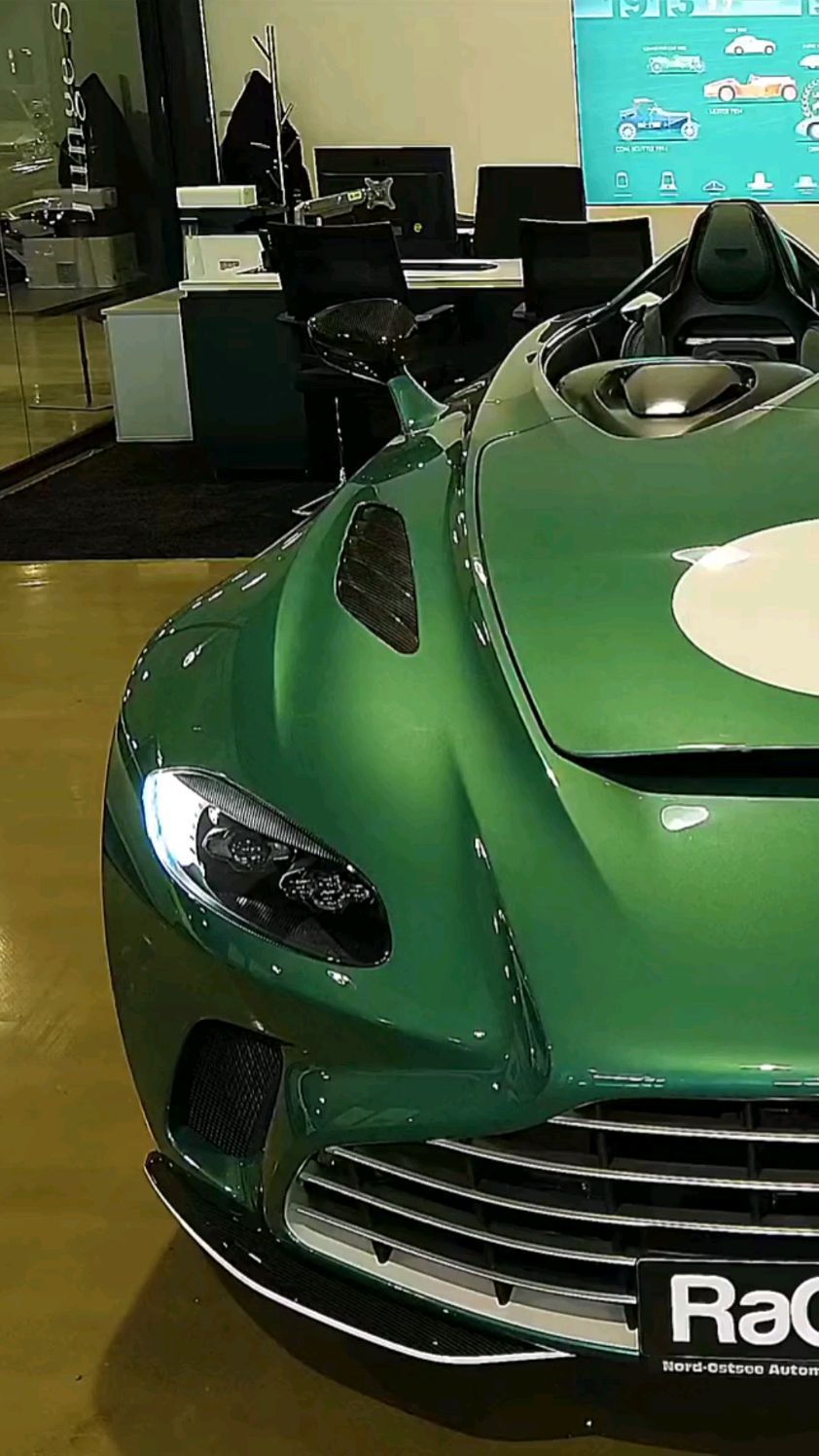 带头盔驾驶超跑阿斯顿马丁是种怎样的感觉