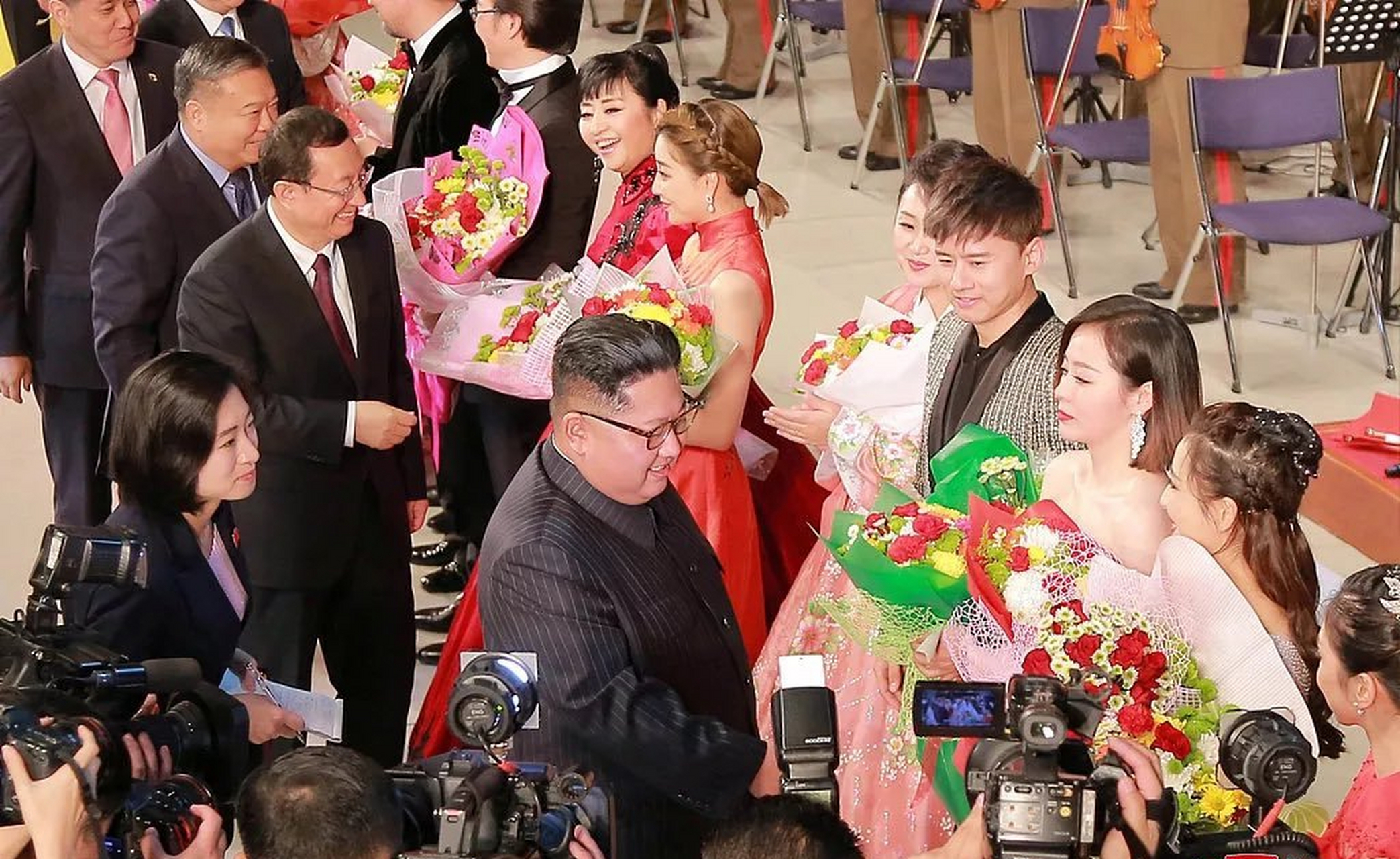 朝鲜最高领袖亲切会见中国文艺工作者,并且对我国艺人的演出给予了