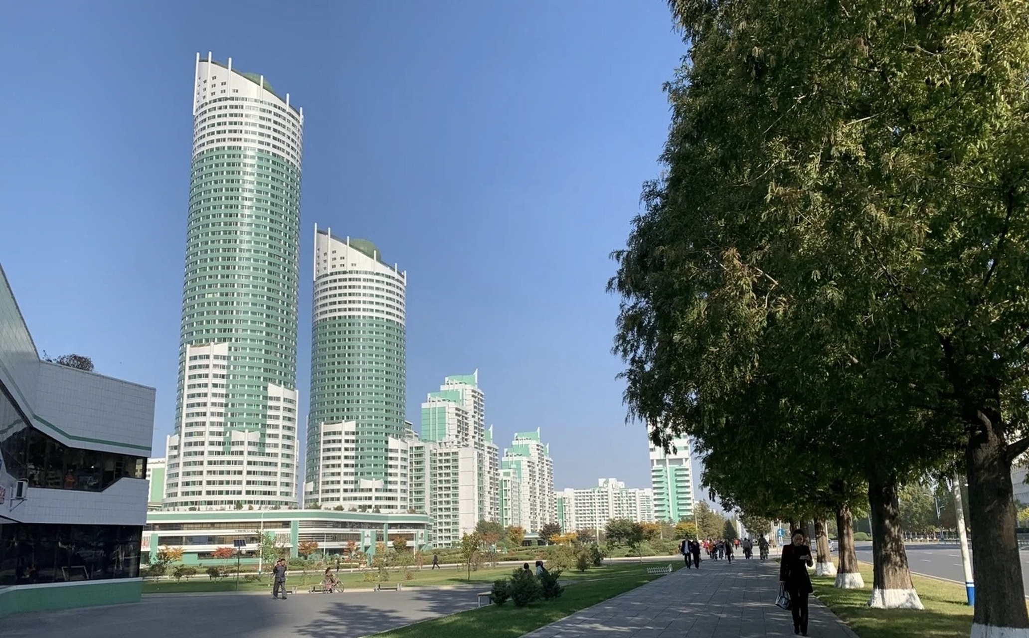 位于朝鲜平壤的黎明大街,号称是北京的"三里屯",这边高楼林立,建筑