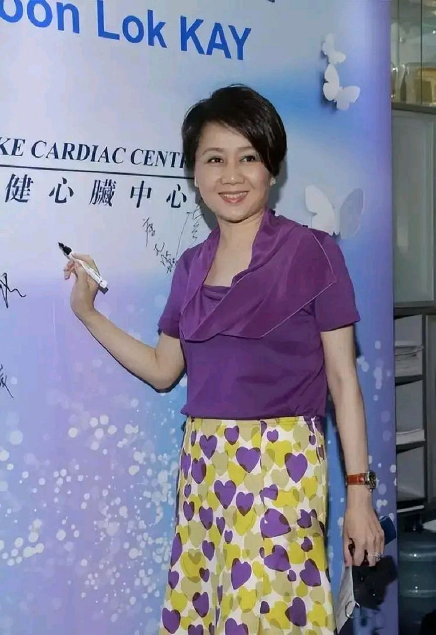 谢霆锋72岁的母亲狄波拉同赌王四太梁安琪一同出席活动 两人的打扮都