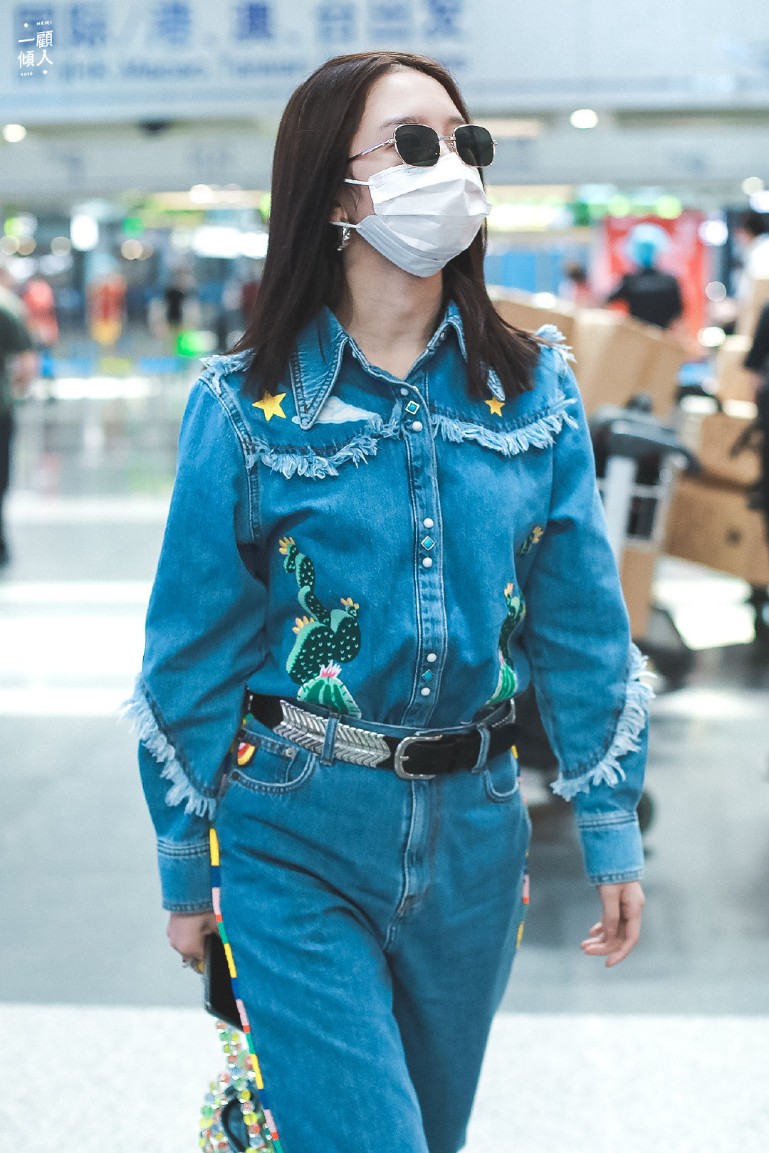 孟美岐机场look,印花牛仔夹克搭配撞色毛须边牛仔裤,又美又飒