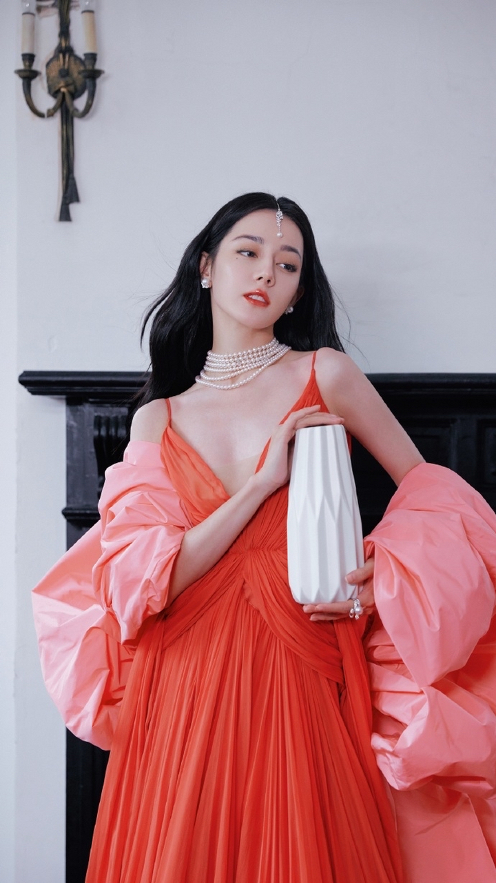 迪丽热巴烈火红唇配红色深v裙