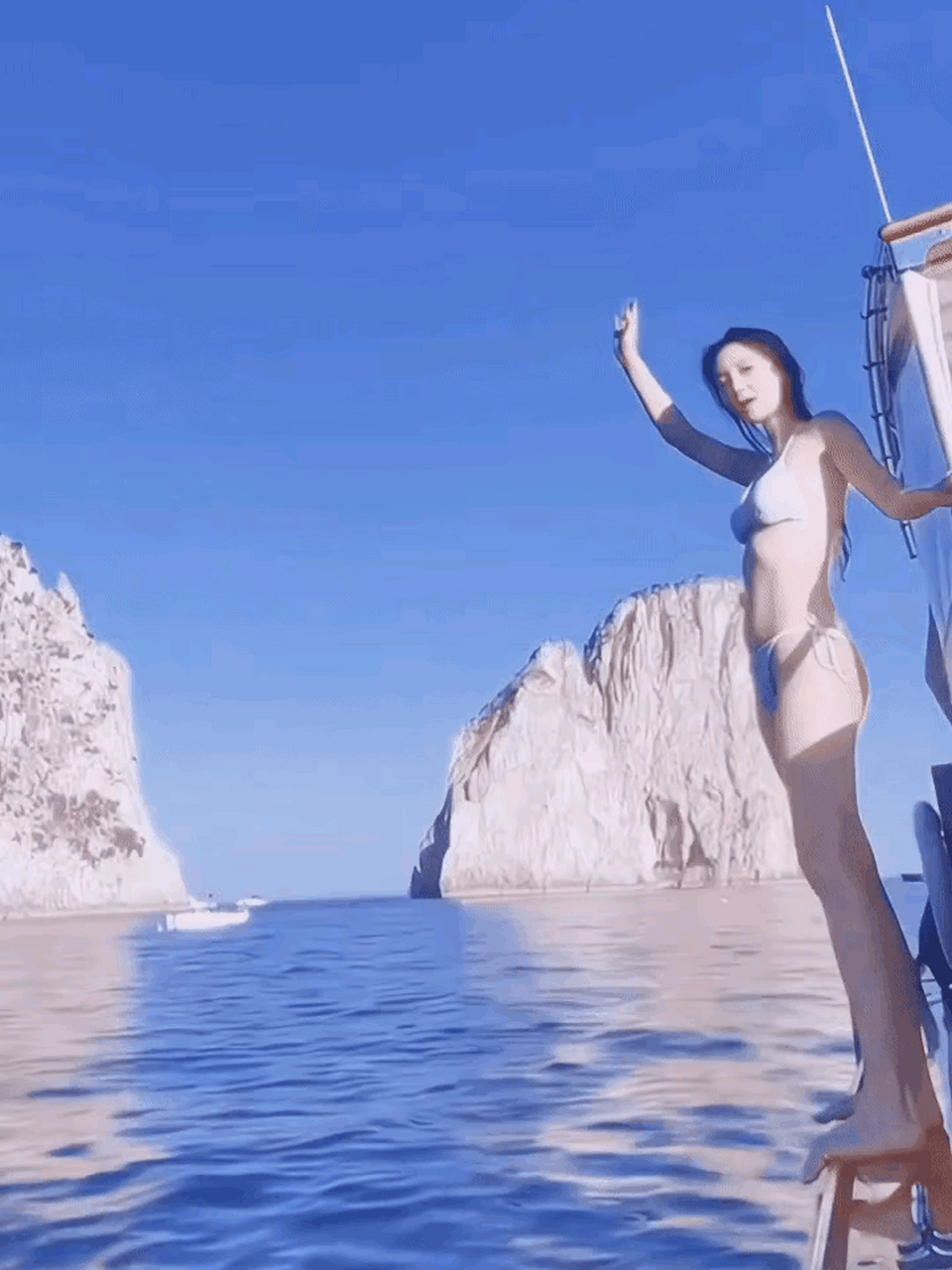 anglebaby杨颖# angelababy晒性感比基尼照,干瘪身材遭嘲讽:难怪厦鼢