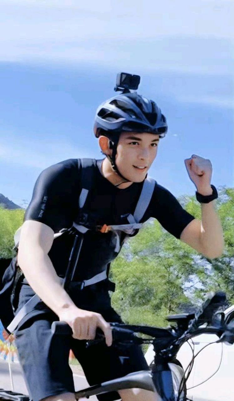 吴磊骑行路上偶遇网友上热搜,吐糟一边骑行一边和粉丝聊天太累,让网友