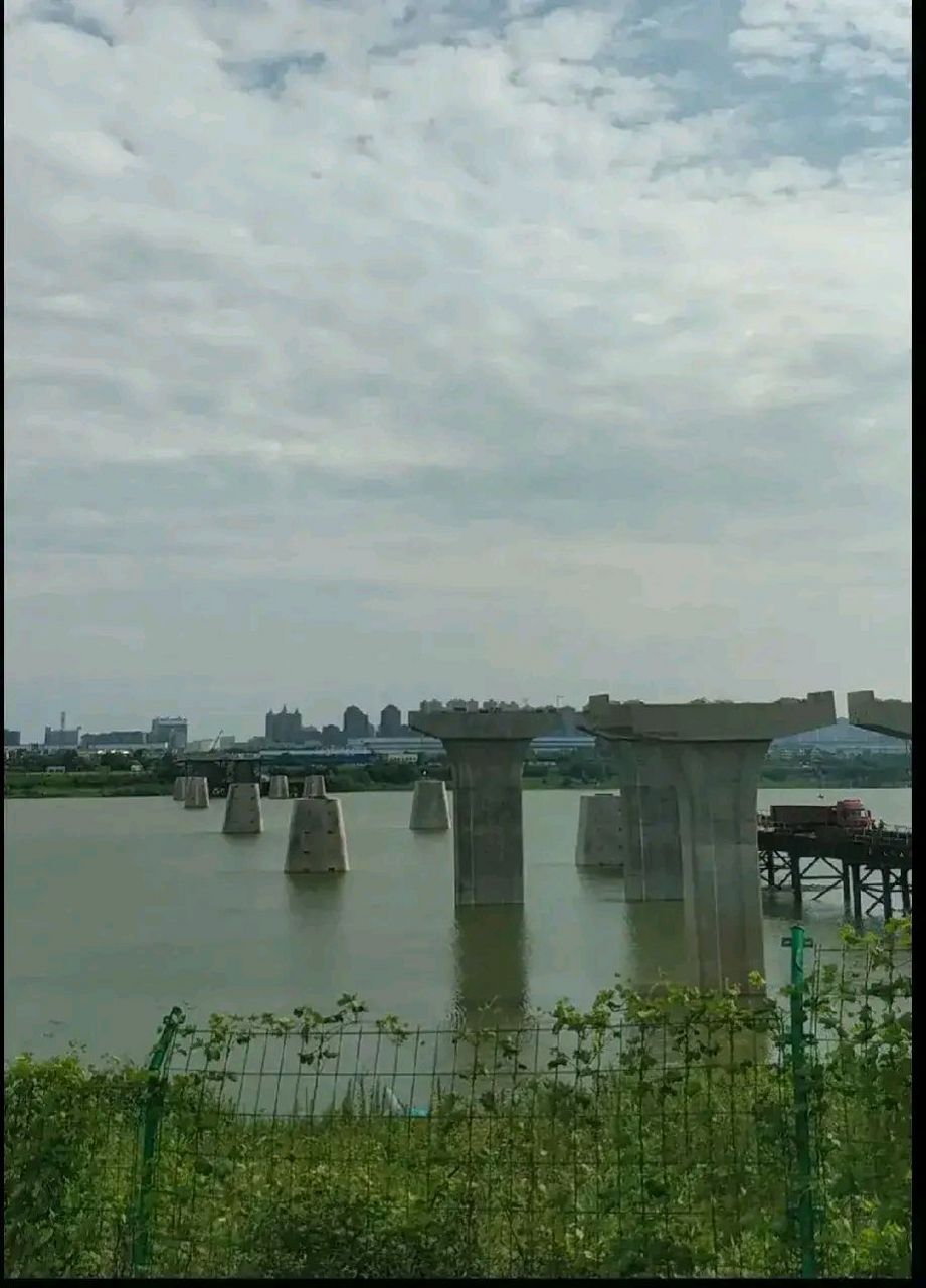 停工了数年的湘潭下摄司湘江大桥复工有望.