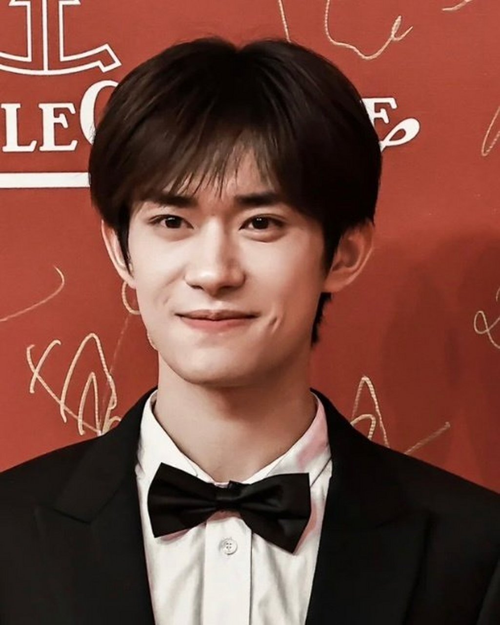 近日,易烊千玺出席上海国际电影节,引发热议.