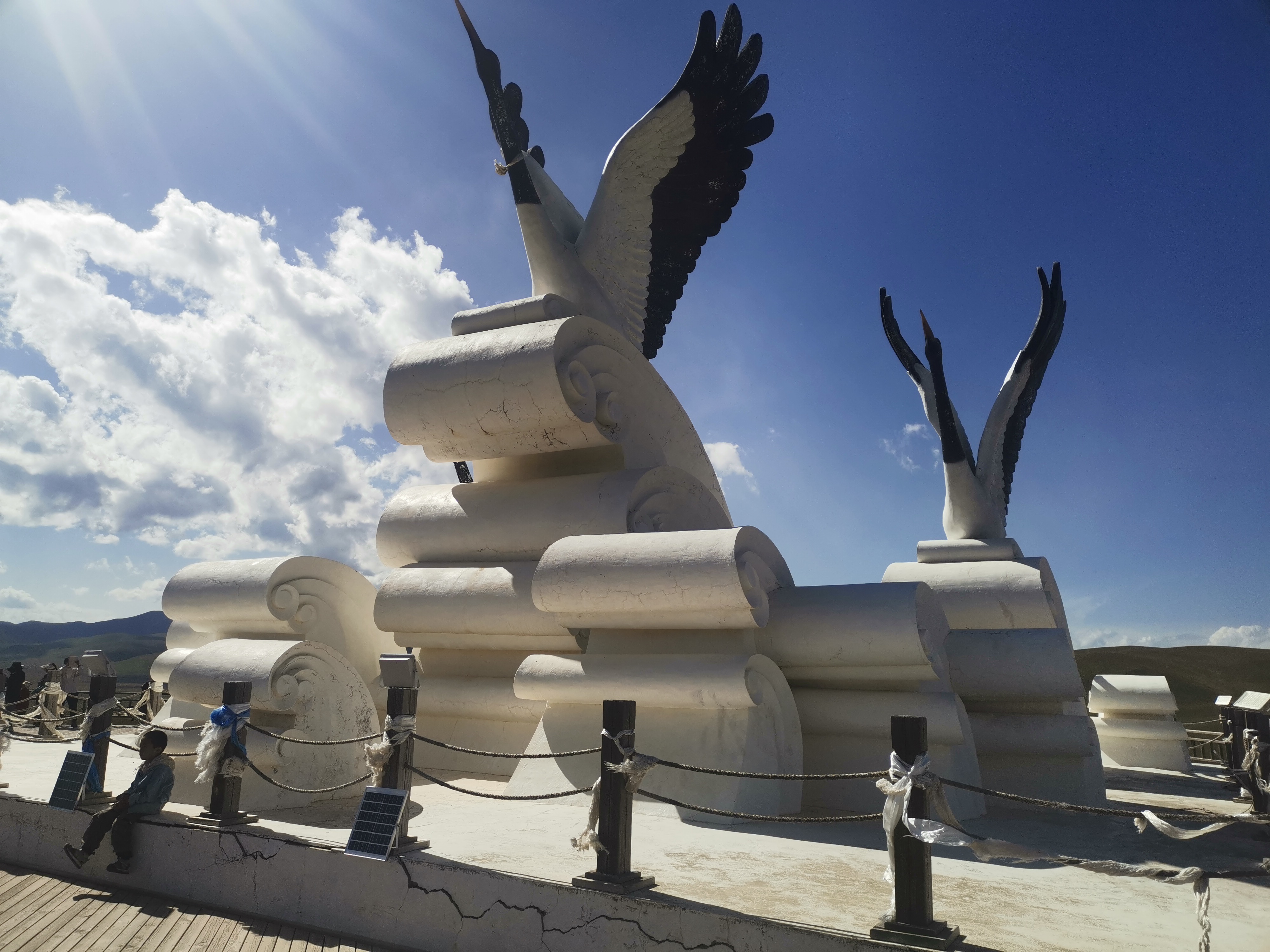 甘南郭莽湿地公园还保存着历史的痕迹,公园中有一座古老的城楼