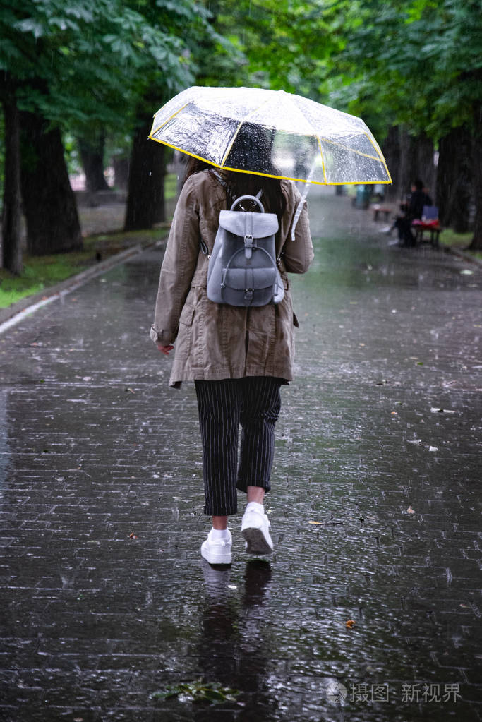 撑伞图片雨中背影图片