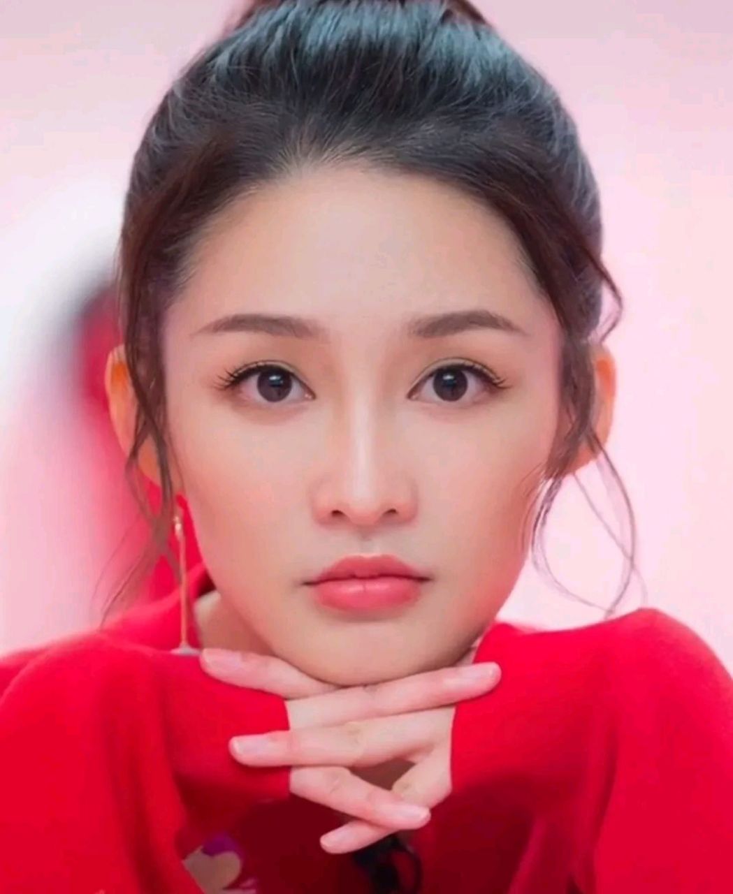 李沁,一个让人惊艳的名字,她的美貌和才华让人无法忽视.