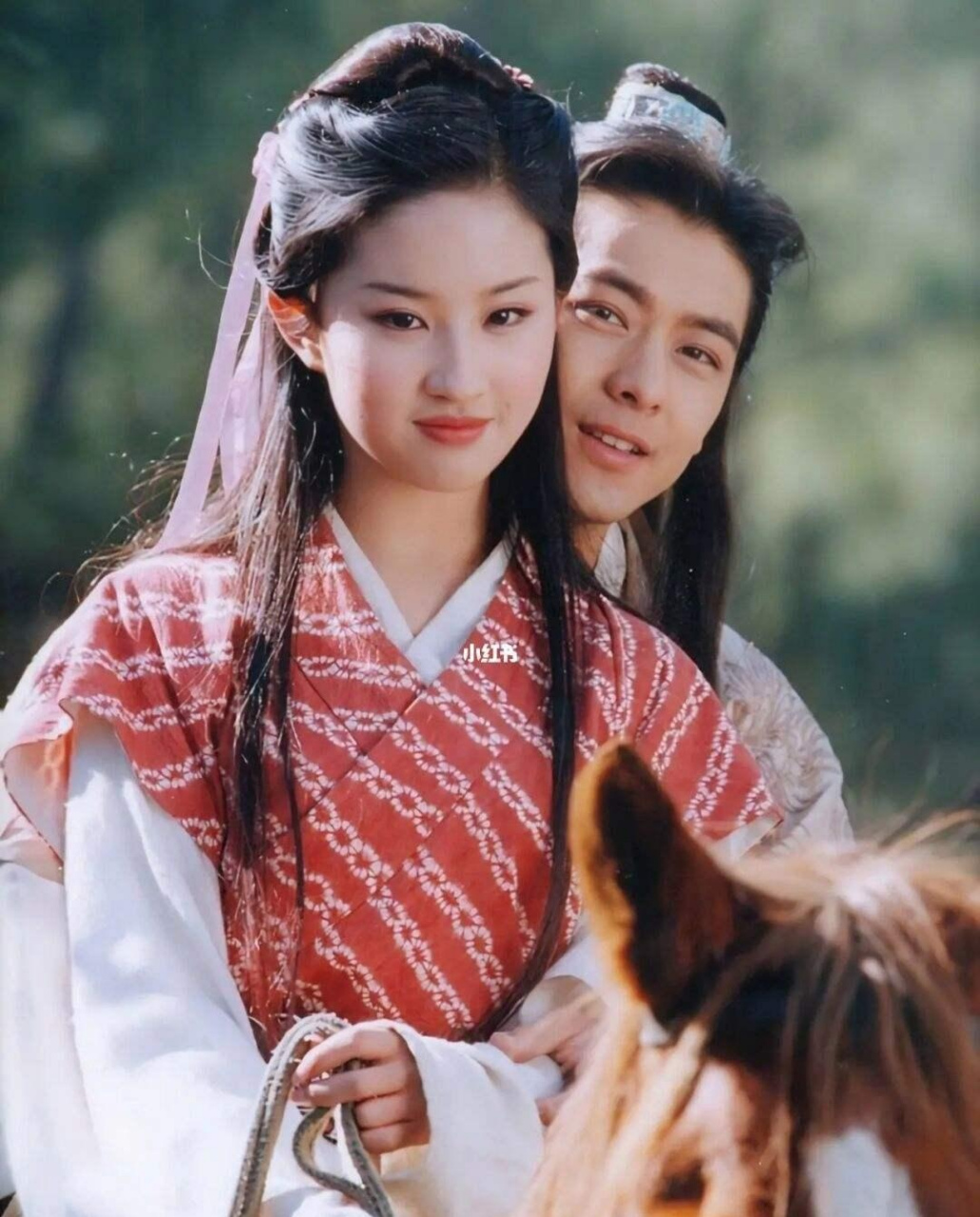刘亦菲林志颖20年前合照# 这应该是他们拍天龙八部的时候,他们这版