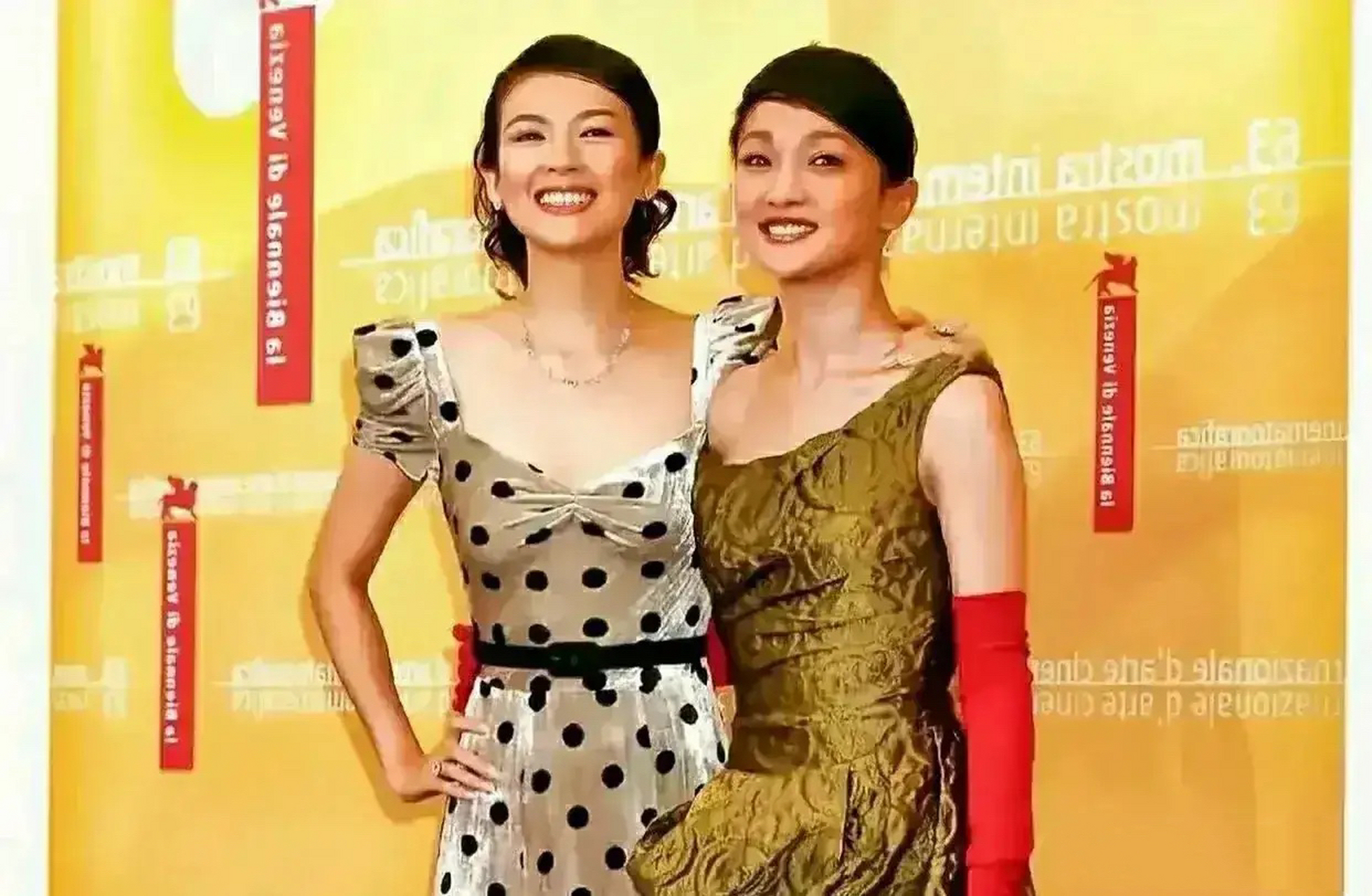 章子怡和周迅同框,虽然都是大美女,但是我个人更倾向于周迅