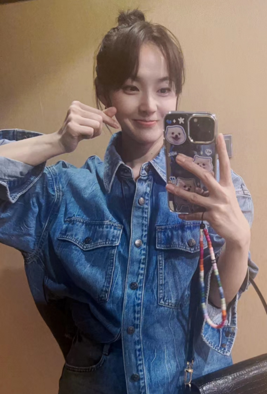 张佳宁的自拍太有生活气息,对镜头比心笑容可爱,脚上已经换上夏天的
