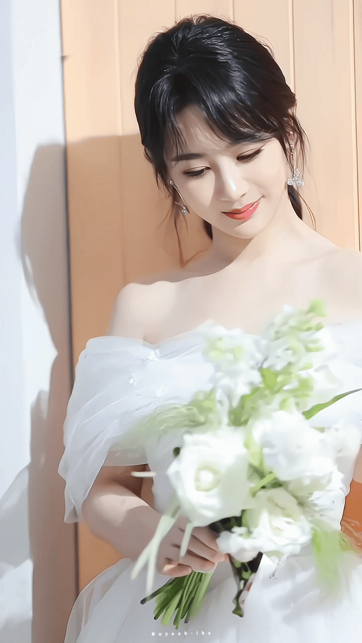 杨紫穿婚纱甜笑迷人图片