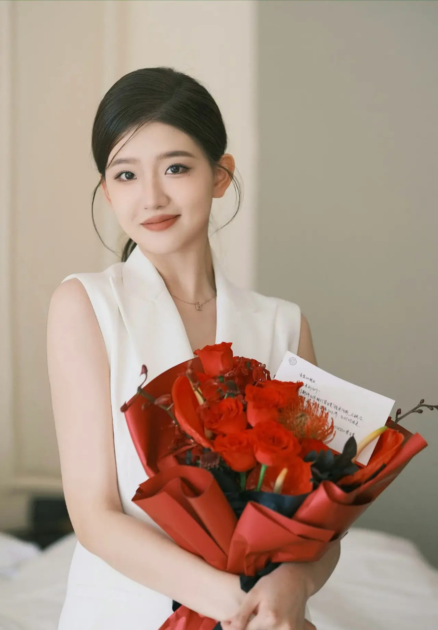 孟羽童自从离开格力后事业好像发展的更加顺利了,就是