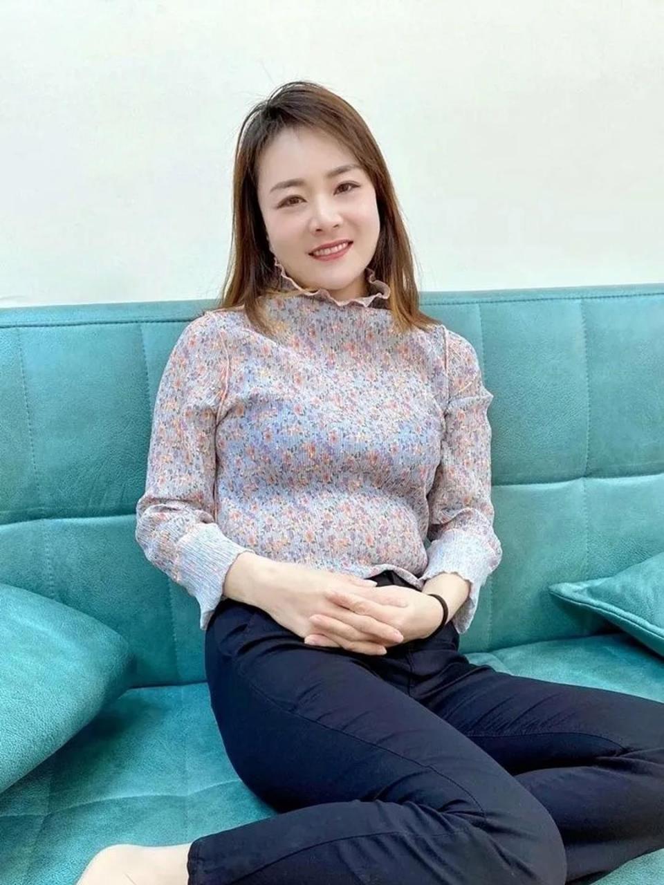 为了生活,成熟大姐瞒着老公出来做兼职赚外快,每天给饭店刷盘子,太