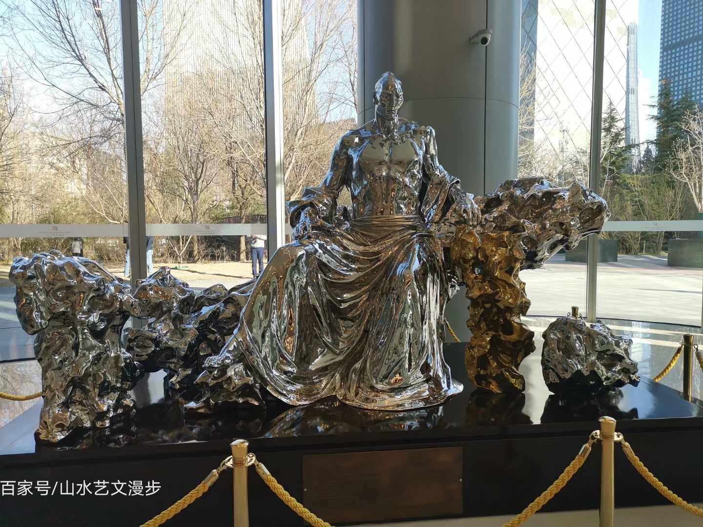 北京财富金融中心的雕塑:"理想"的金融人士